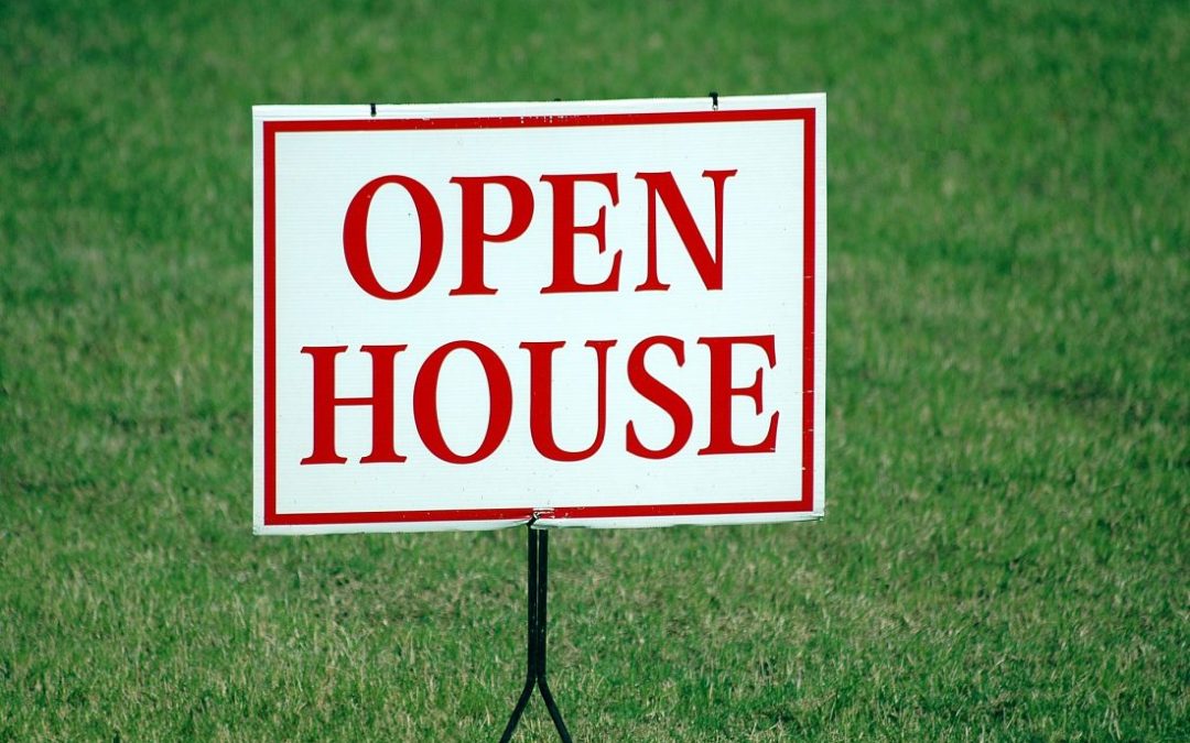 4 NEIGHBORHOOD SIGNS THAT THE MARKET IS GOOD FOR SELLERS